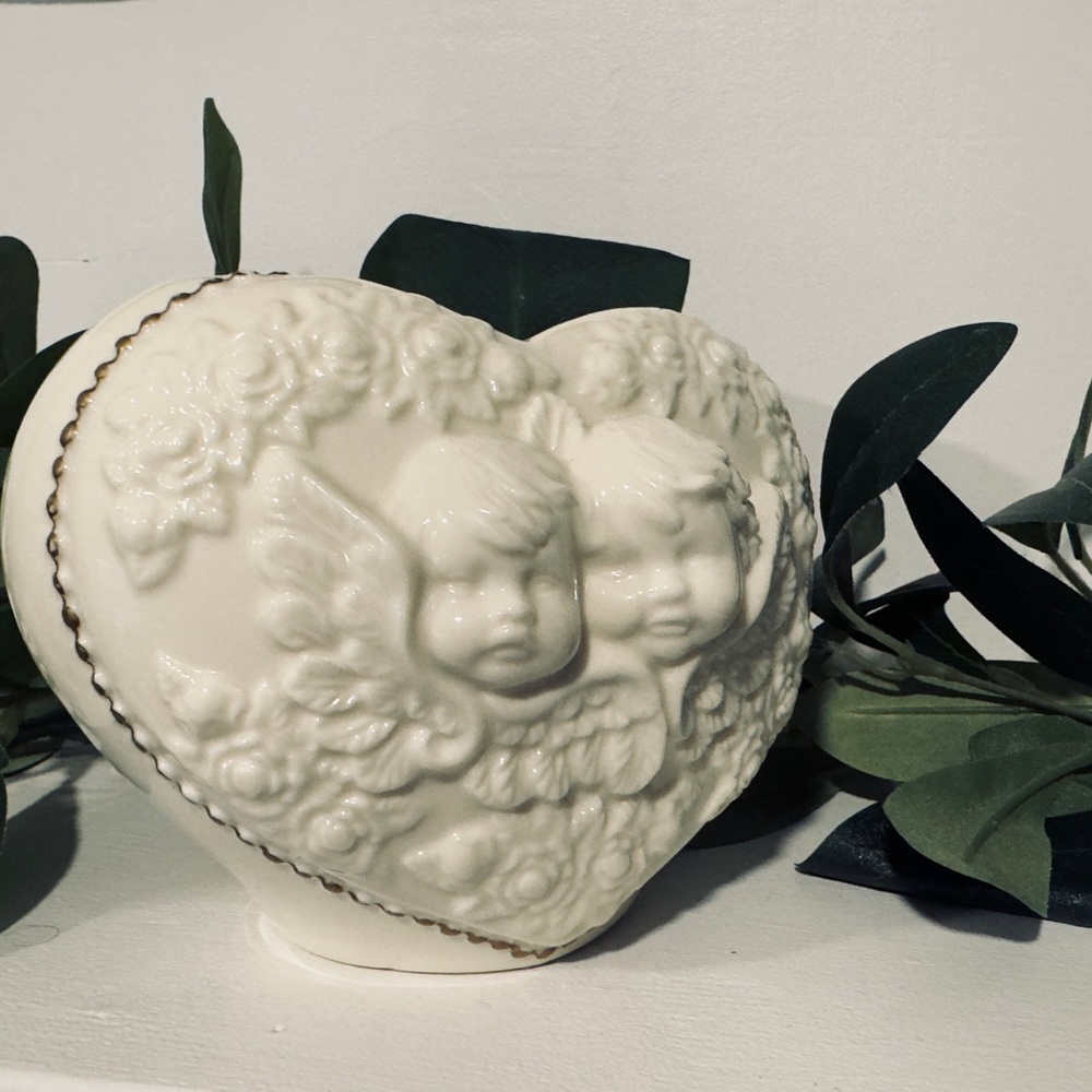 VINTAGE 🪽CERAMIC BISQUE 3D CHERUBS, ROSES, HEART SHAPED Beautiful VASE